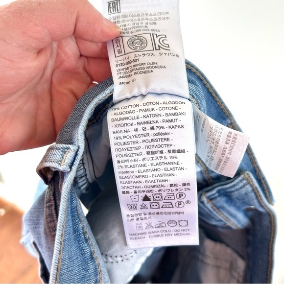 Levi Strauss & Co Distressed Cut Off Light Wash Denim Women's Jean Shorts Sz 12 - Picture 14 of 16